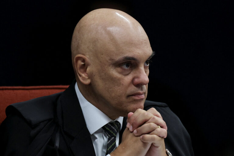 Moraes determina prazo final para defesa e PGR no processo contra Eduardo Bolsonaro