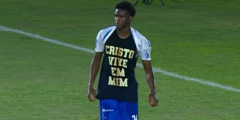 Jogador do Cruzeiro faz gol e revela mensagem de fé em campo