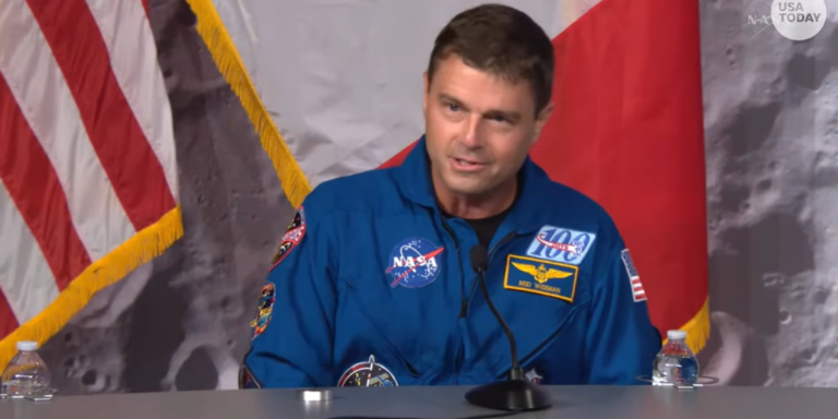 Astronauta Reid Wiseman se emociona ao buscar apoio espiritual após missão espacial