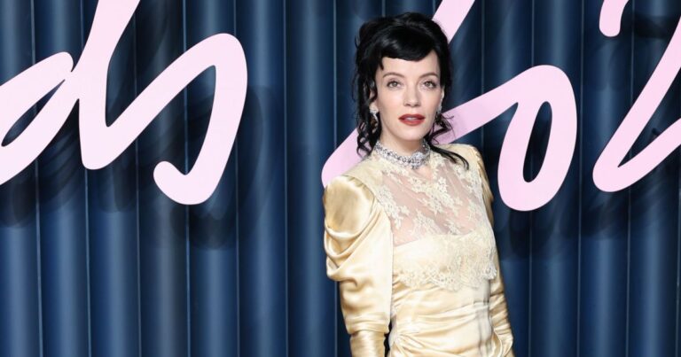Lily Allen fala sobre o impacto emocional de relacionamentos abertos em álbum recente