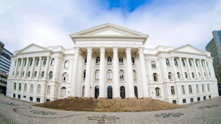 UFPR investiga grupo com apostas de estupro e ameaças a alunas