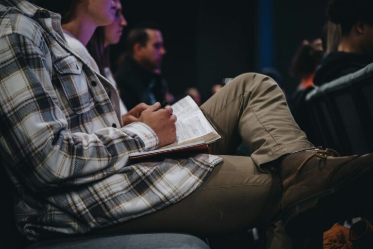 Frequência em cultos religiosos fortalece saúde mental, revela estudo abrangente