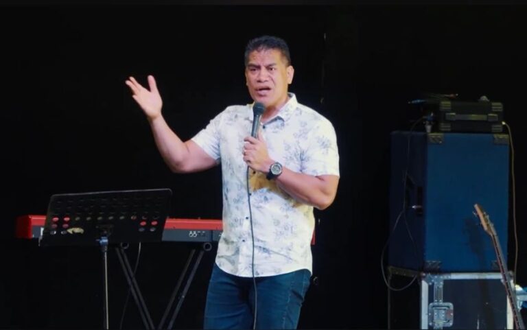 Jesus aparece em culto na Austrália e entrega coroas aos fiéis