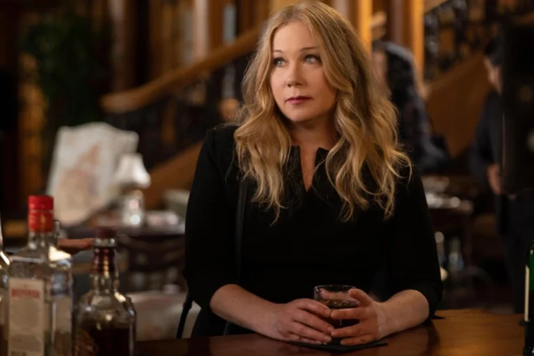 Christina Applegate enfrenta internação prolongada devido à esclerose múltipla