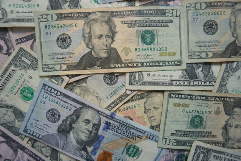 Dólar hoje cai com expectativa de acordo entre EUA e Irã e renova mínimas abaixo de R$ 5