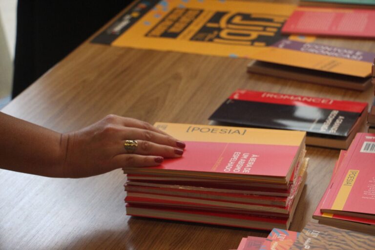biblioteca pública do paraná promove distribuição gratuita de livros na flap