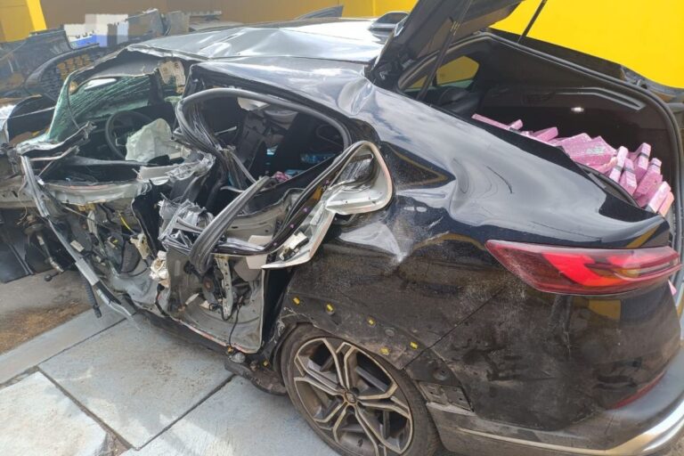 policiais encontram carro roubado com 360 kg de maconha durante atendimento a acidente no paraná
