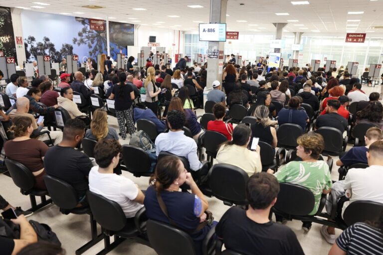 Eleitores enfrentam filas no Paraná para regularizar título antes do fim do prazo