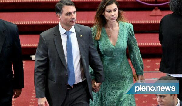 Esposa de Flávio Bolsonaro defende senador após críticas de Michelle