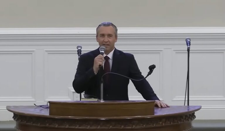 Pastor Tony Spell alega defesa própria em caso de agressão