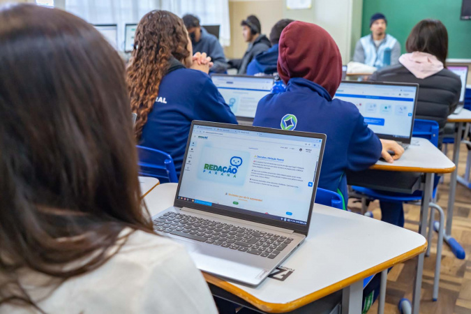 Inteligência Artificial passa a orientar redações de estudantes paranaenses