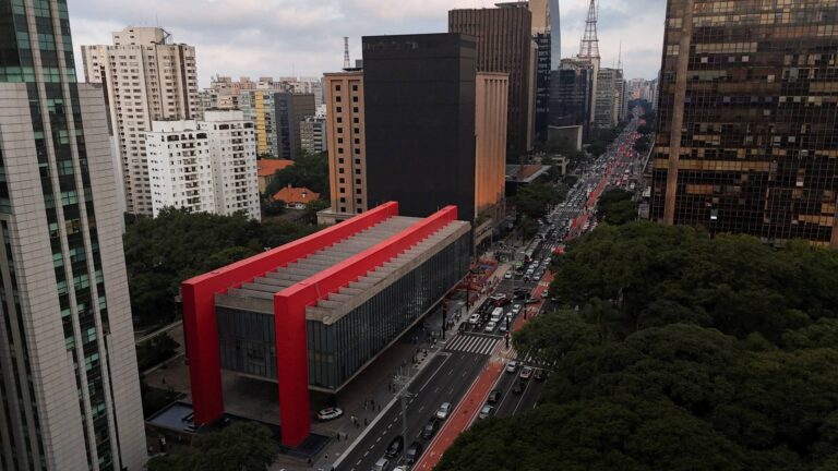 Brasil cai sete posições e fica em 65º em ranking de competitividade