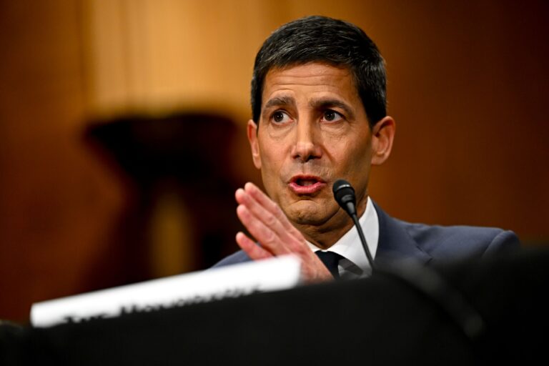 Kevin Warsh comanda primeiro encontro do Fed mantendo juros estáveis