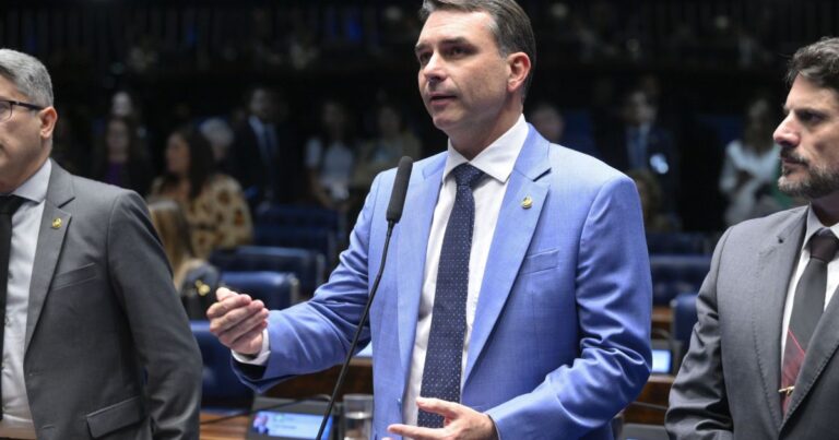 Flávio corre risco de isolamento ao imitar postura do pai