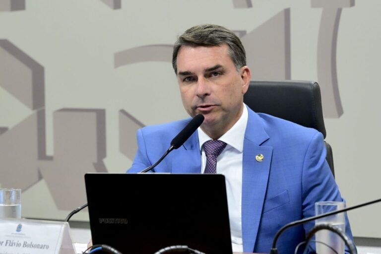 Disputa interna: Eduardo Bolsonaro divide apoiadores de Flávio