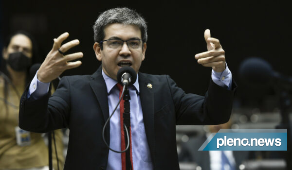 Líder do governo aposta em votação da PEC 6×1 antes do recesso