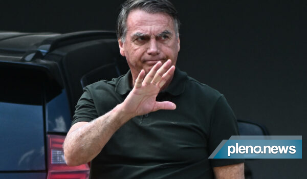 Arma registrada a Bolsonaro é interceptada em blitz no DF
