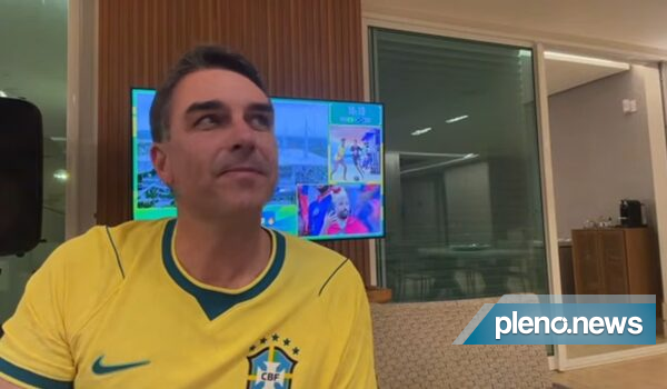 Flávio Bolsonaro evita críticas de Michelle em live sobre eleições