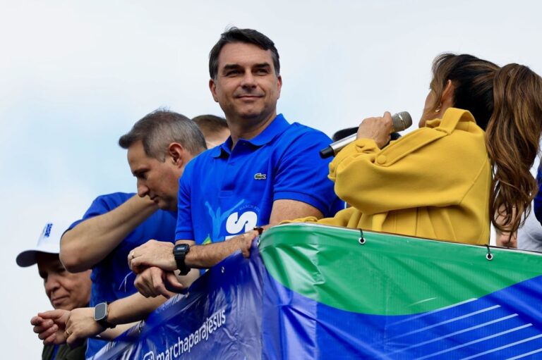 Flávio Bolsonaro resiste a desgaste do caso Dark Horse, avalia entorno