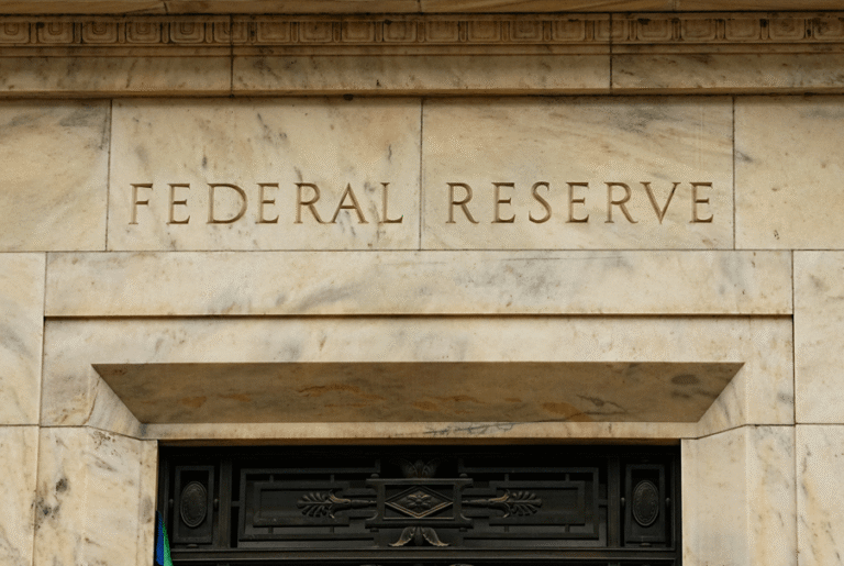 Metade do Fed agora vê aumento de juros como necessário em 2026