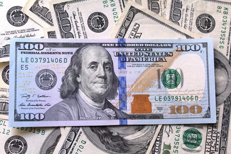 Gestoras de fundos revertem estratégia em dólar e juros antes de decisão do Copom