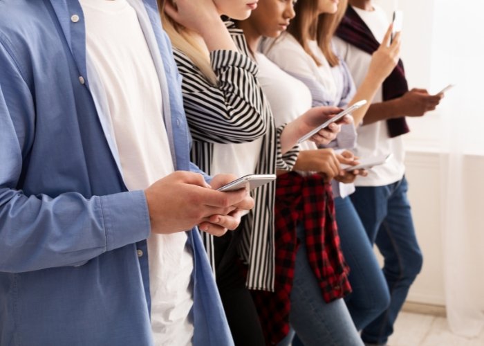 Aliança Evangélica questiona proibição de redes sociais no Reino Unido