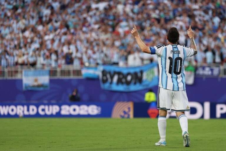 Messi brilha em estreia e iguala Klose com 16 gols em Copas