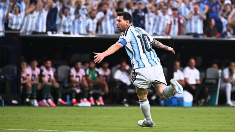 Messi marca três vezes e Argentina goleeia Argélia na estreia
