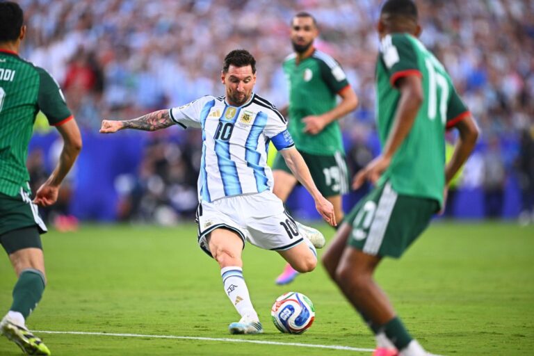 Messi marca hat-trick e revela emoção pessoal após estreia na Copa