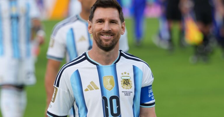 Messi e Mbappé disputam mata-mata da Copa 2026 nesta segunda
