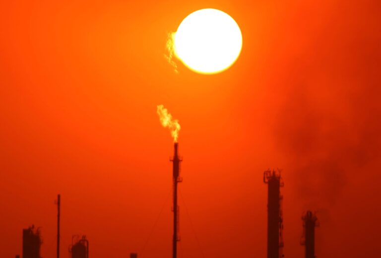 Acordo EUA-Irã alivia petróleo, mas inflação segue pressionada