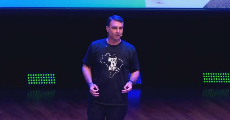 Flávio Bolsonaro apresenta plano de segurança com presídios e castração química