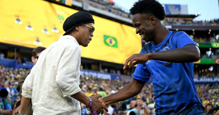 Ronaldinho apoia Seleção antes de duelo decisivo contra Haiti