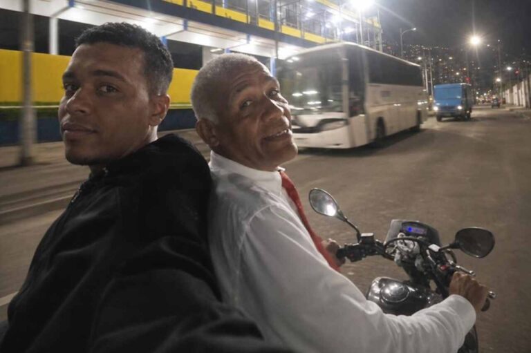 Parlamentar dirige sem capacete com passageiro de costas
