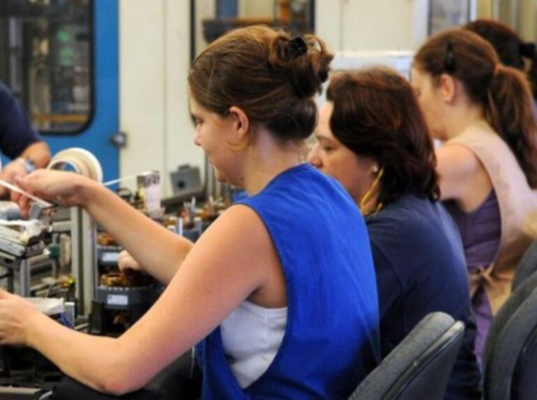 Desemprego cai para 5,6%, menor em 14 anos