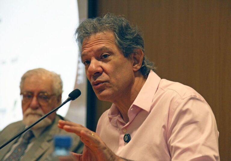 Haddad espera sinal de Lula para oficializar composição de chapa