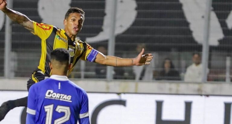 Gol bizarro na Série B viraliza durante a Copa
