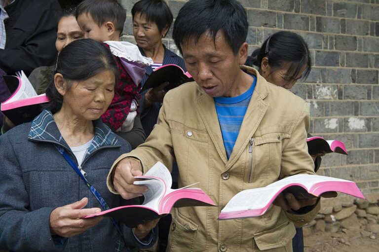 Polícia de Guangzhou intensifica investigação sobre distribuição de livros cristãos