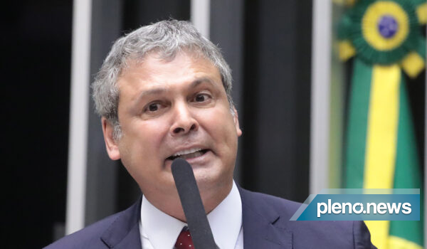 Lindbergh pede revogação de prisão domiciliar de Bolsonaro