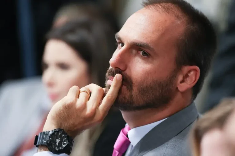 Eduardo Bolsonaro pede a Trump retomada de sanções contra Moraes
