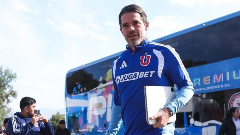Treinador da Universidad de Chile passa mal durante coletiva