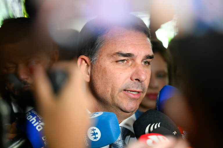 Bolsonaro pede CPMI para apurar caso Banco Master