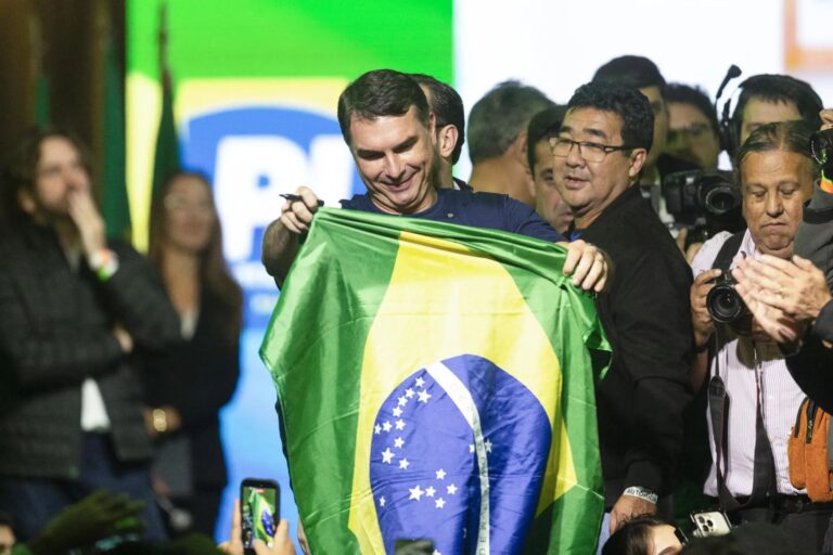 Flávio Bolsonaro aprofunda estratégia evangelista para 2026