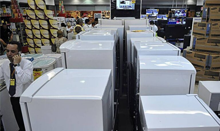 Varejo recua 1,5% em abril com queda mais forte em quase 4 anos