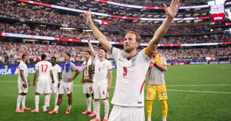 Kane celebra conexão com torcida após gol em Wonderwall
