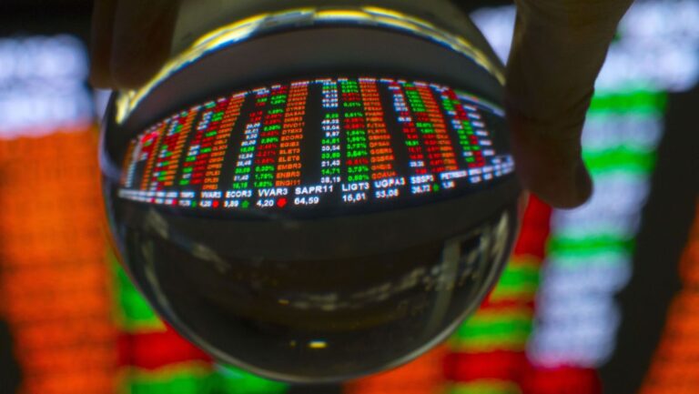 Bolsa brasileira enfrenta tensão em véspera de decisão sobre juros