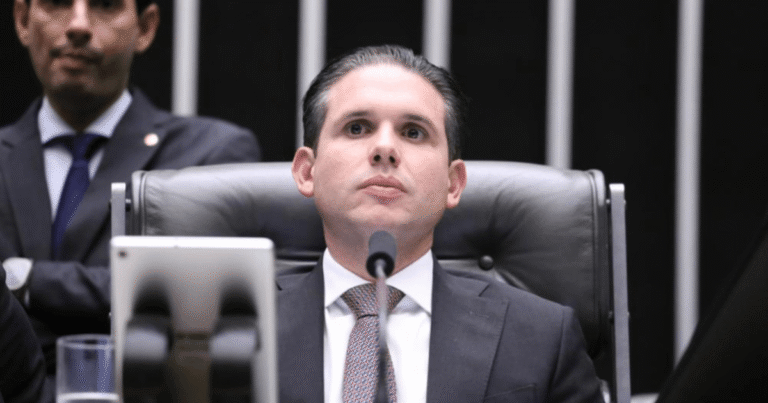 Hugo Motta confirma voo com Vorcaro e nega contrapartida