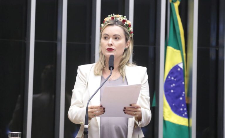 Júlia Zanatta ganha apoio de Eduardo para vice de Flávio