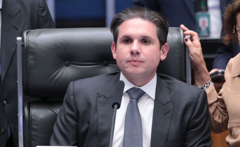 Governo ativa Hugo Motta para conter gastos bilionários na Câmara