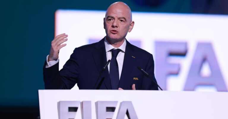 Infantino nega fins econômicos em pausas para hidratação